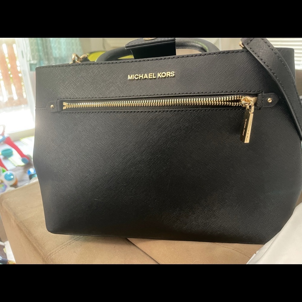Michael Kors crossbody 💜PRICE DROP, GREAT DEALS💜